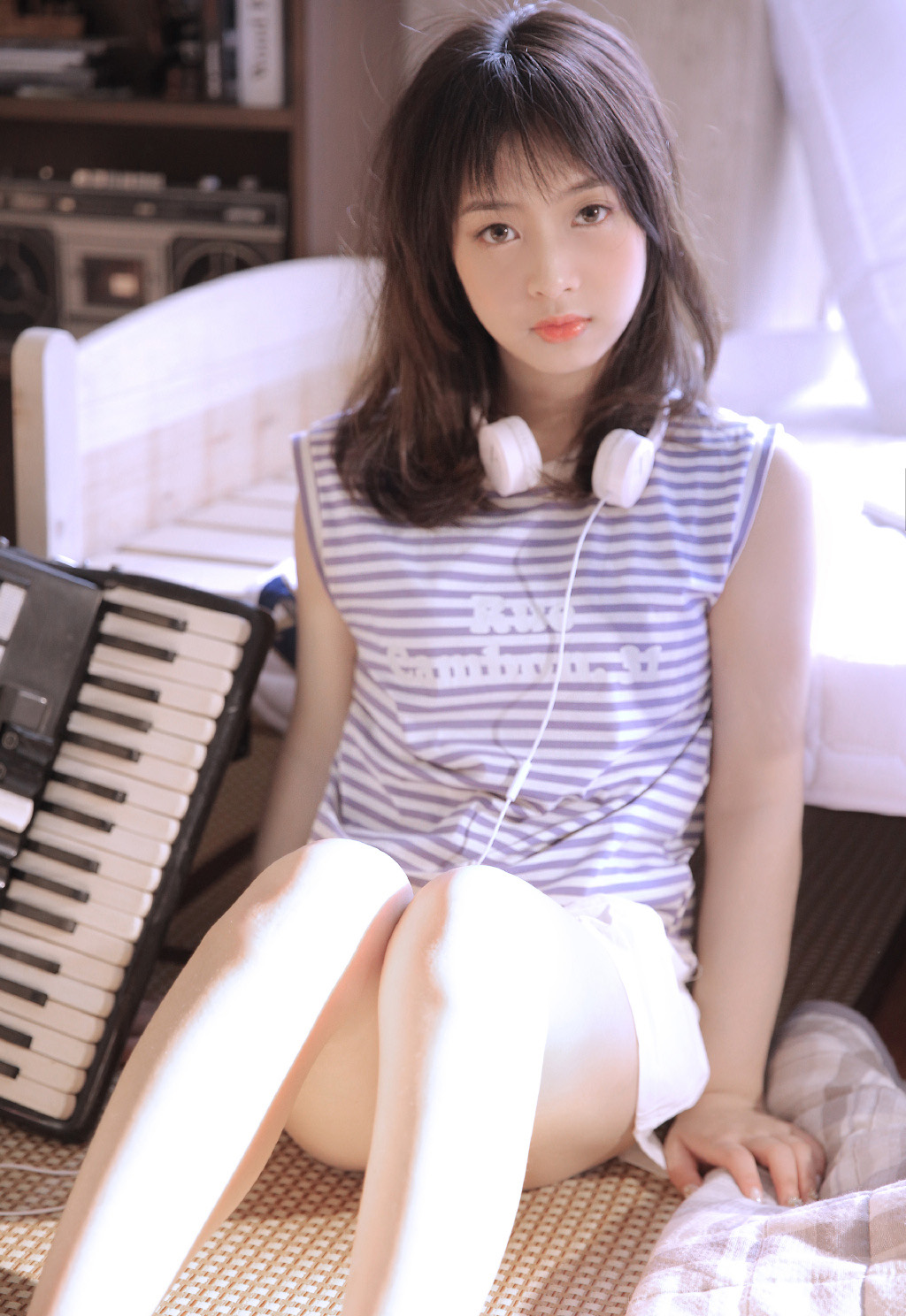 元气满满的短发美女模特性感长腿诱惑写真照片