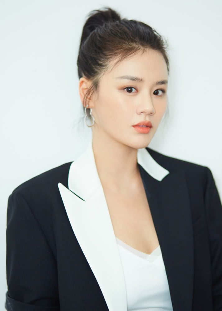 马思纯穿黑色西装配小脚裤,霸气似女王