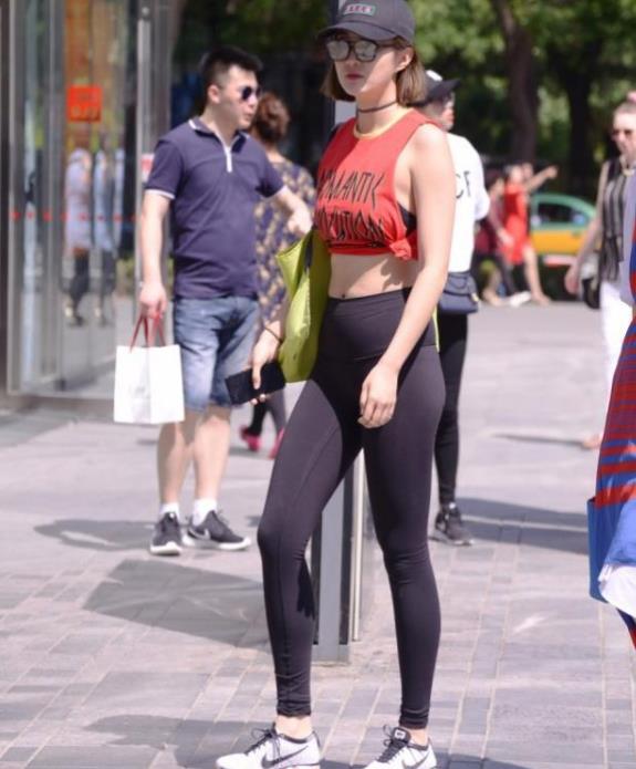 街拍：一条黑色短袖配黑色短裙，穿出时尚优雅女人味