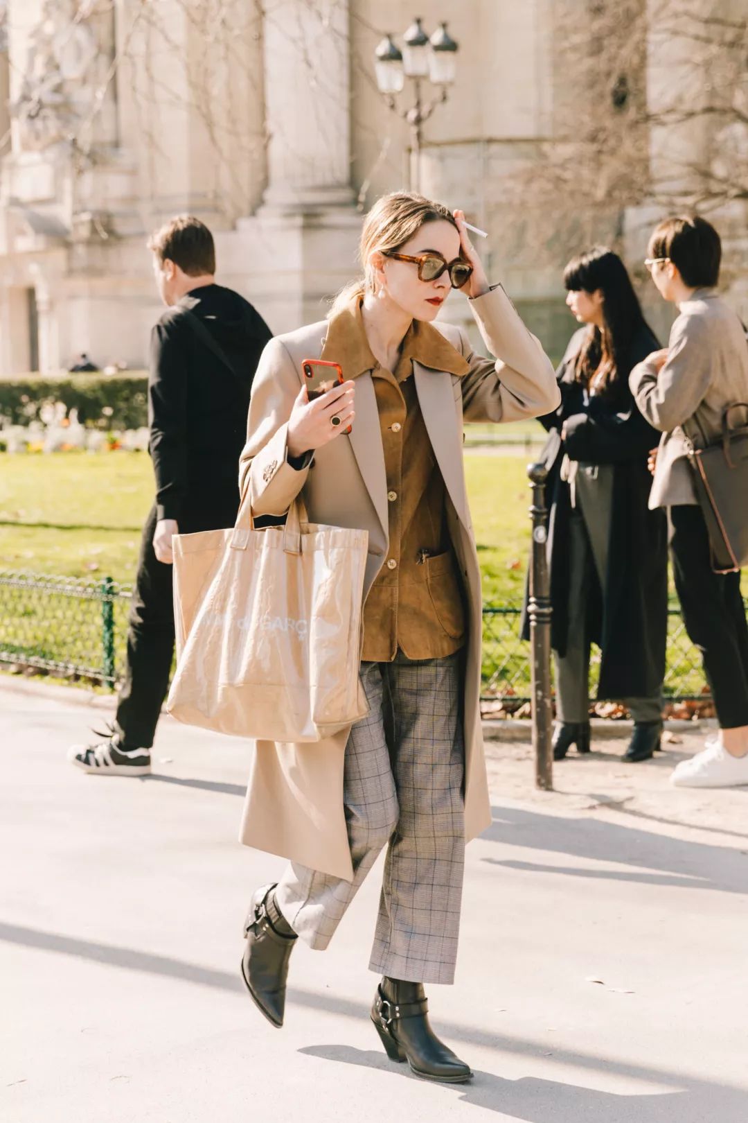 风衣搭配阔腿裤,今秋街拍最潮百搭cp!!!