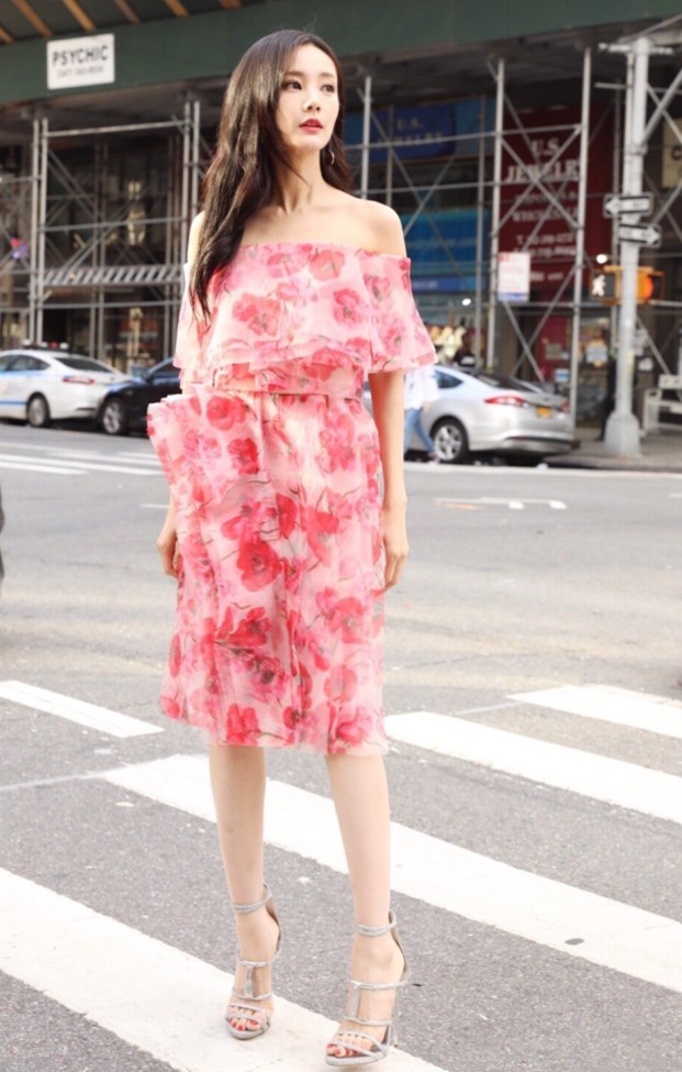 李一桐最新造型,溢出屏幕的少女感,粉色纱裙灵动飘逸