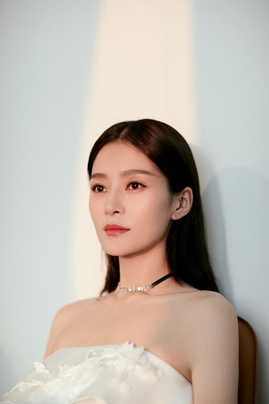 为啥网友觉得谁都配不上张钧甯,看她和孟美岐同框,差16岁谁信啊