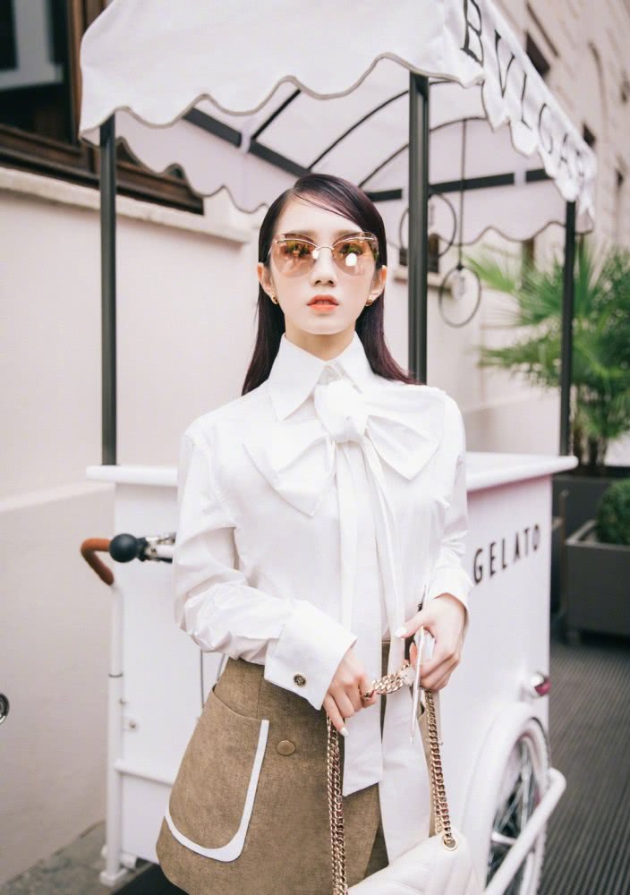 孟美岐衬衫搭配半身裙,双腿真细