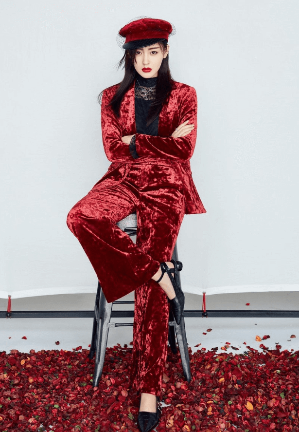 张天爱私服照红色系列魅力十足,很会穿衣