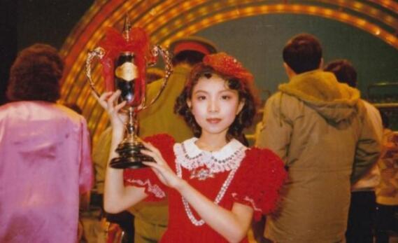 她2岁被生父抛弃!当红时章子怡只配给她伴舞!如今身价数十亿