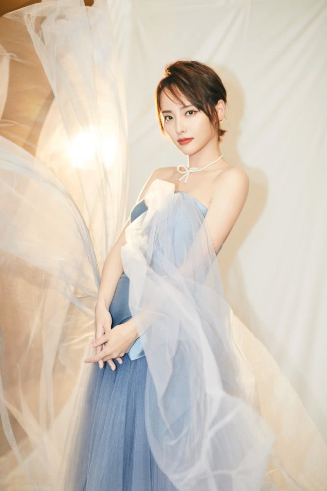 张嘉倪穿V领修身裙,青春可爱堪比少女