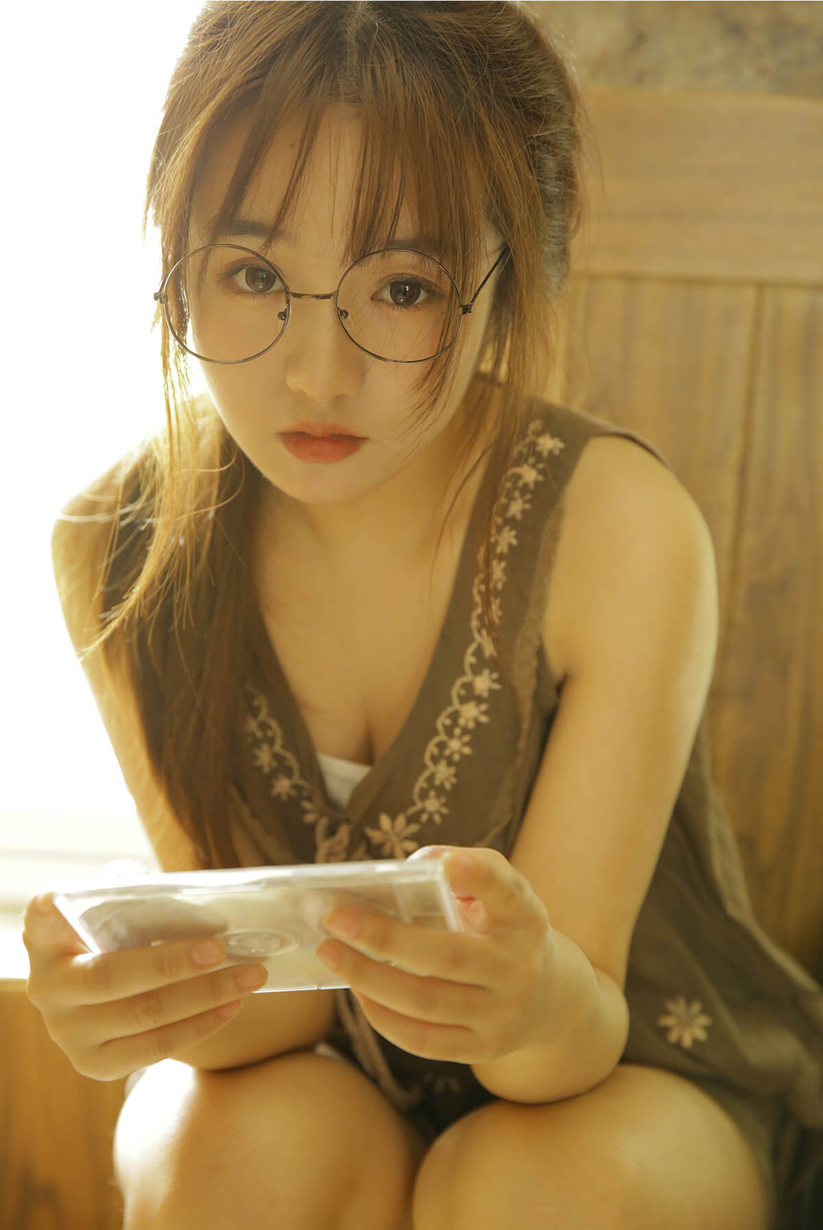 大眼性感撩人的美女懒散风格时尚写真照片