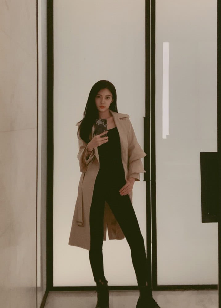 傅菁穿白色衬衣吊带裙配中筒袜，双腿细成了竹竿