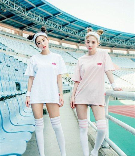 粉色短袖配什么裤子 这样穿也太甜了吧