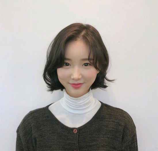 适合大脸女孩的短发发型