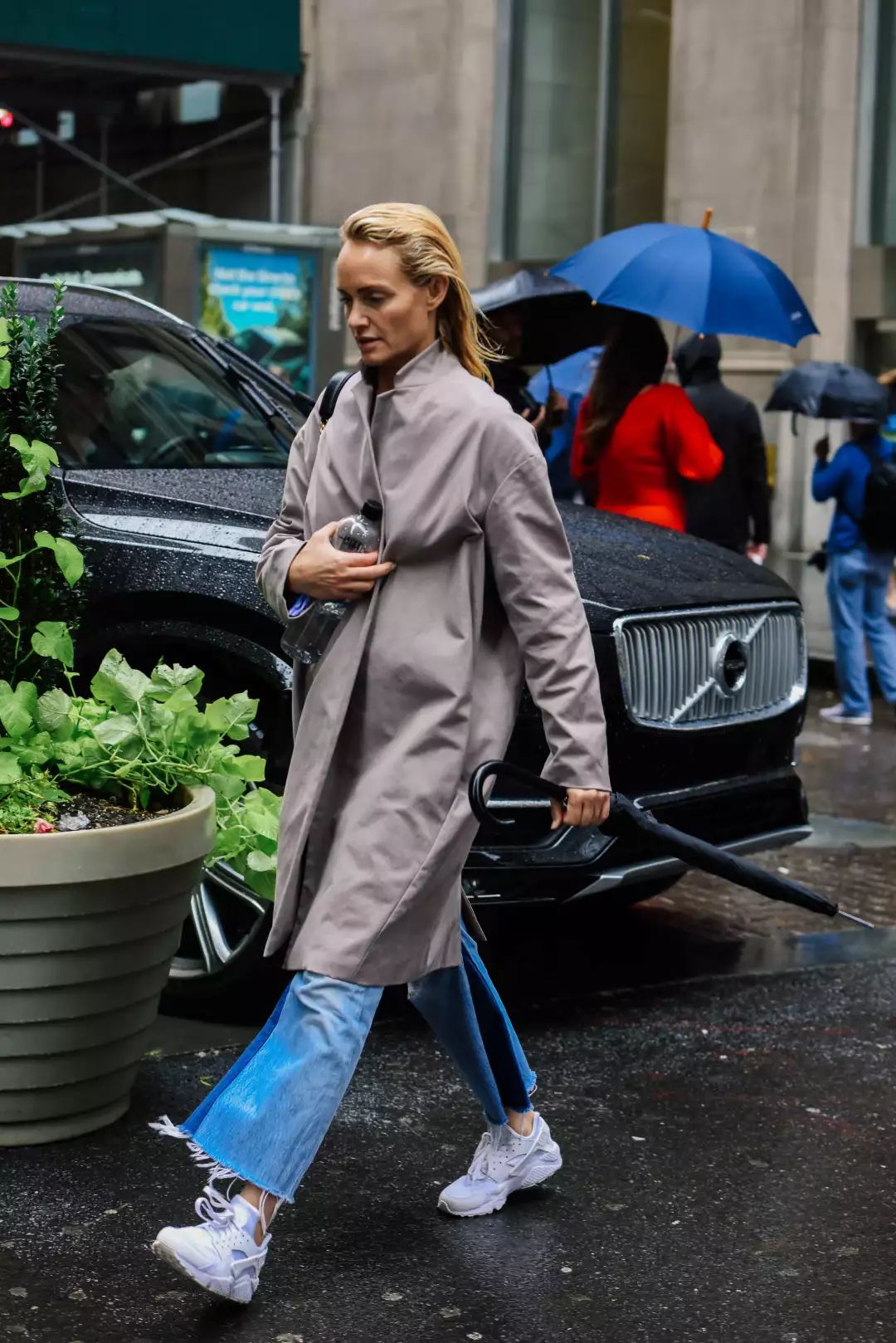 风衣搭配阔腿裤,今秋街拍最潮百搭cp!!!