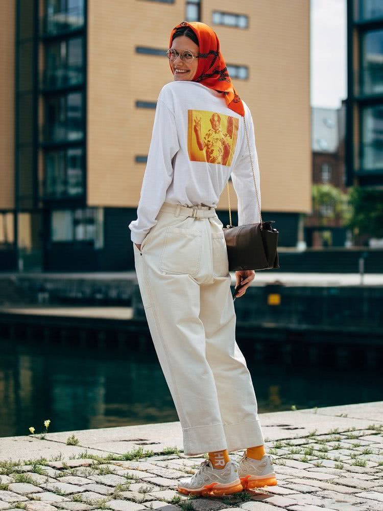 秋天不做“中性色”女孩,看欧美街拍机智亮色教你时尚过秋