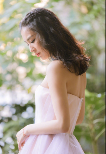 法式空气刘海要“失宠”？黄圣依露额头更少女，美回16岁