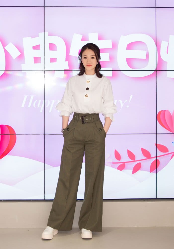 李小冉穿黑色拼接丝绒裙，优雅又大气