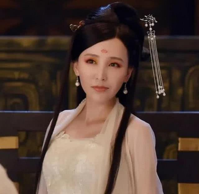 19岁和导演私奔住地下室, 如今老公用整部剧捧她