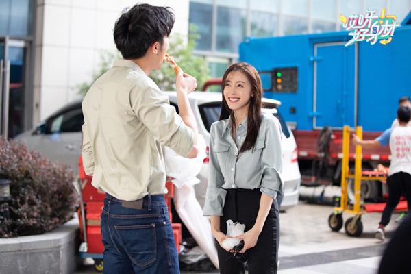 张天爱与绯闻男友同回酒店形影不离，女方：回到家第一件事拉窗帘