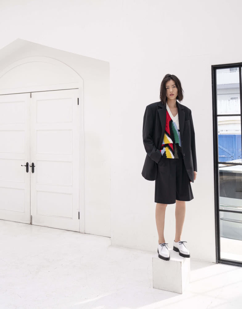 刘雯男友风西装配丝巾，脚踩短靴气场A到爆