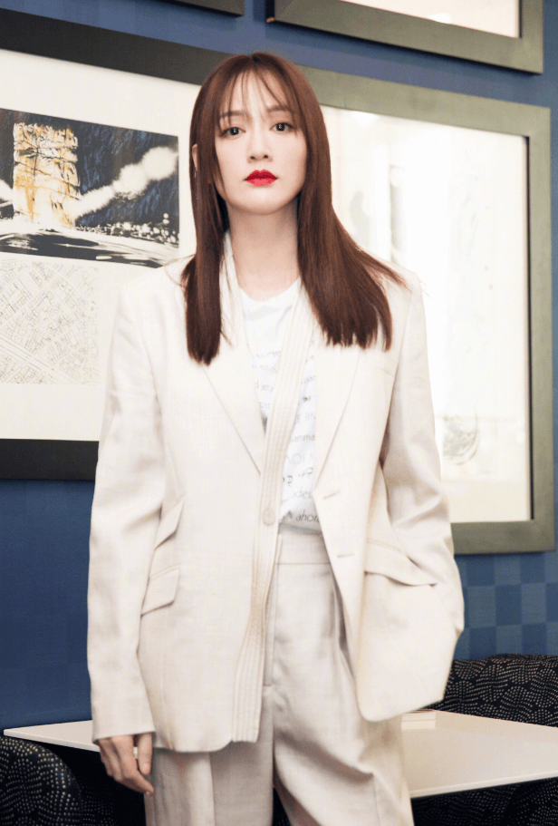 前往巴黎看秀的陈乔恩穿白色西装，气场全开