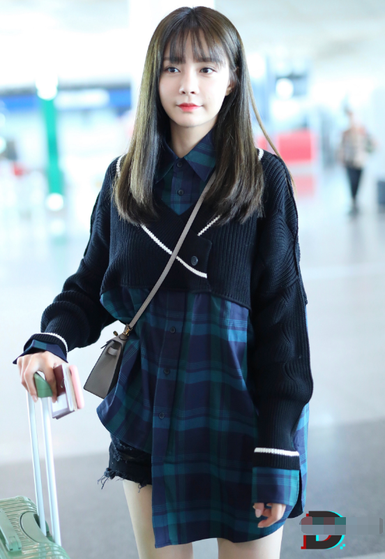 沈梦辰机场街拍:毛衣“半截”也敢穿,这是什么新潮流?