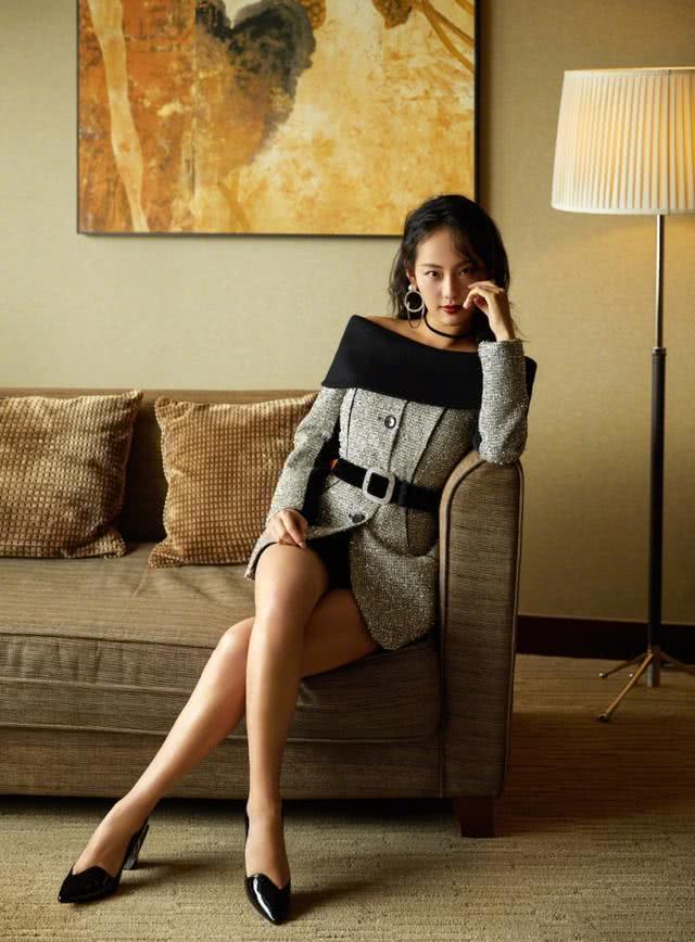 张嘉倪西装外套丝绒裙好吸睛,小女人模样太迷人