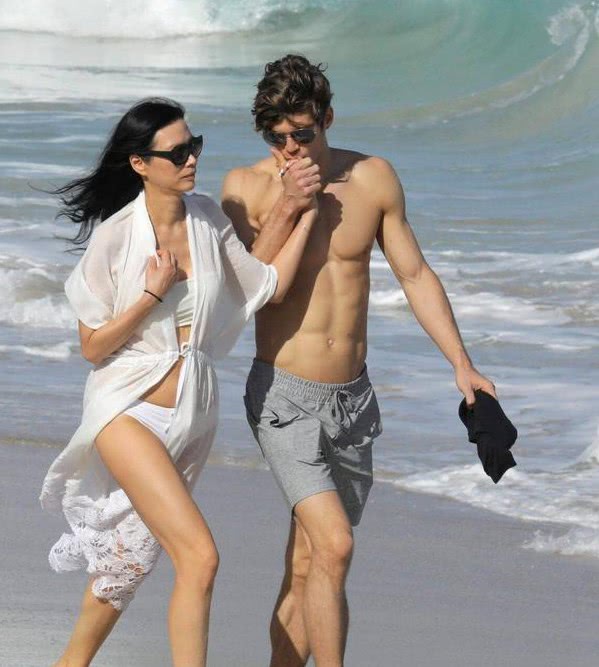 50岁邓文迪与23岁小男友彻底掰了，男方公开与漂亮新女友亲吻