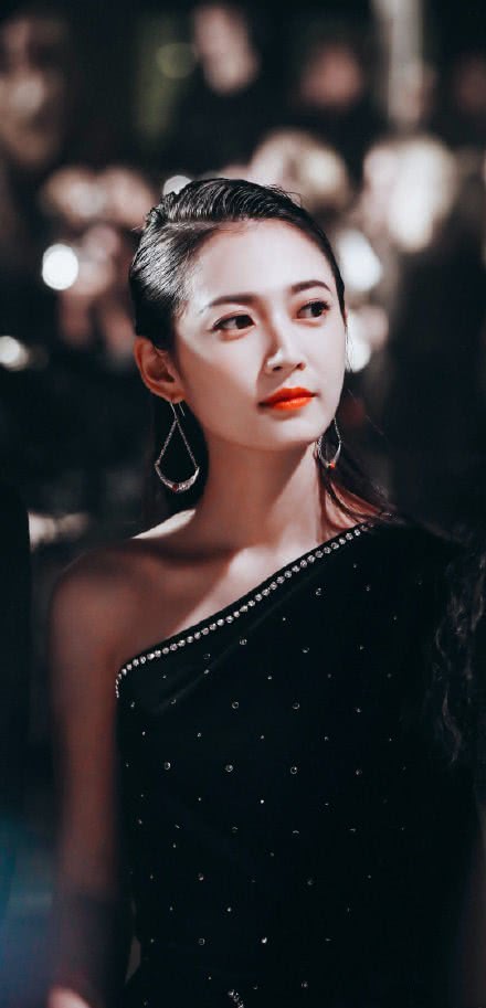 陈钰琪人美任性,别人穿毛衣外套,她却一抹白裙美丽冻人