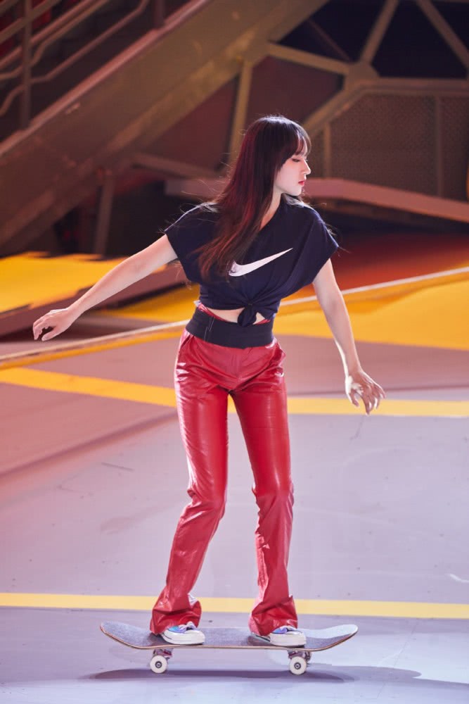 程潇穿修身上衣配高腰裤,未修图都美呆了