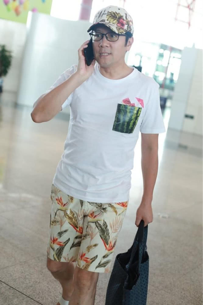 蔡国庆穿印花装搭凉拖清凉走机场,潮味不减当年