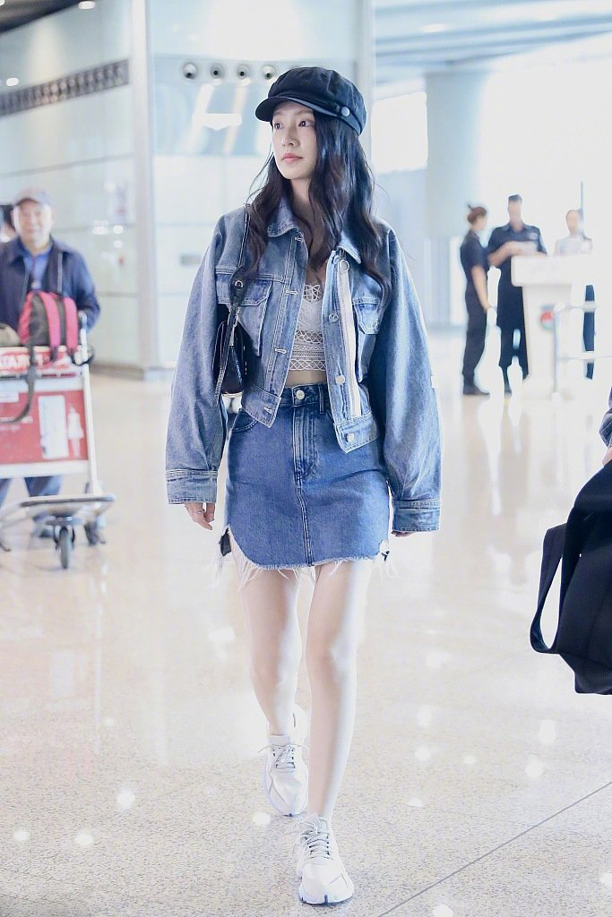 李沁穿牛仔装机场街拍，展现清凉性感一片