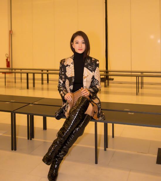 李小冉复古印花外套搭配过膝皮靴，全身打扮女神范十足。