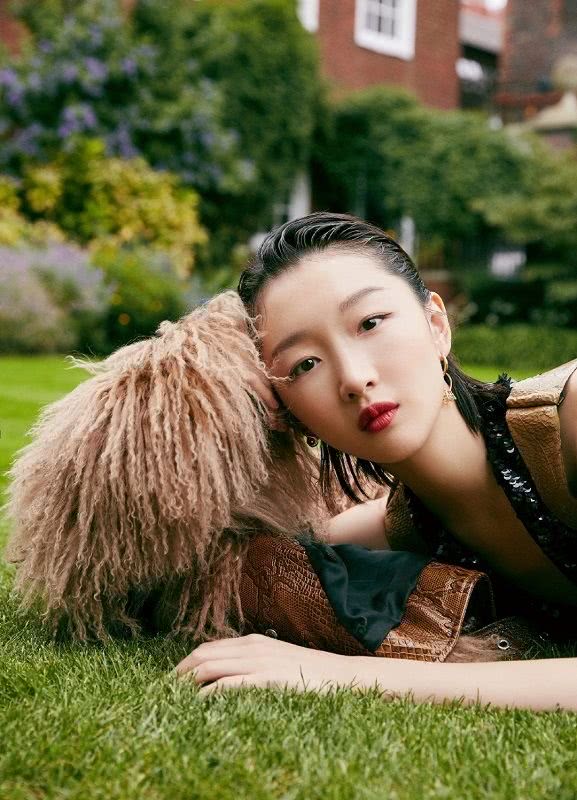 周冬雨惊艳伦敦时装周,小个子穿出了1米八的气场