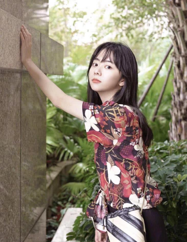 谭松韵晒秋日美照,长发披肩温柔娇俏