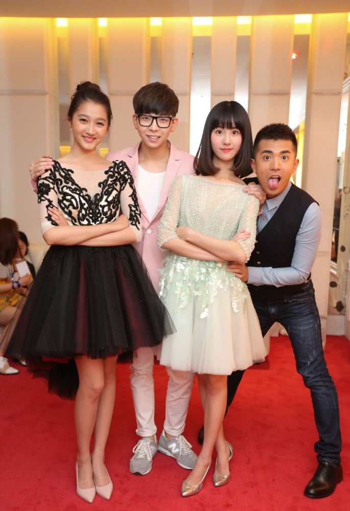 陈都灵穿黑T配百褶裙，少女感不输当年