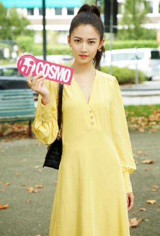 陈钰琪穿淡黄色连衣裙知性优雅,女神范十足