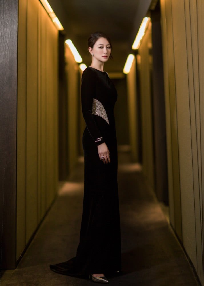 李小冉穿黑色拼接丝绒裙，优雅又大气