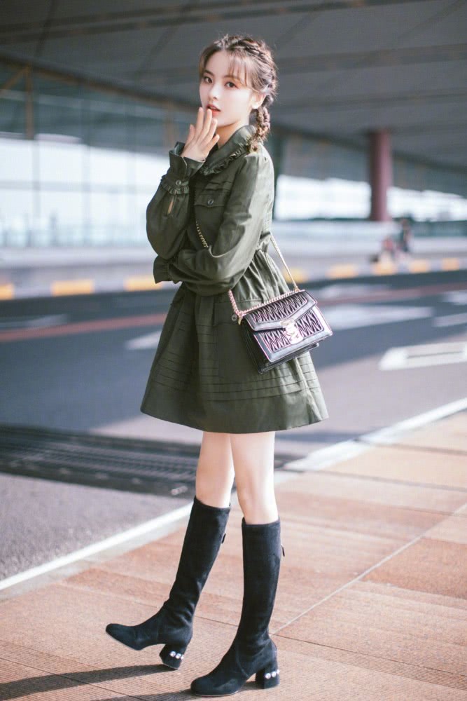 杨超越羊角辫造型启程时装周，换个发型意外惊艳