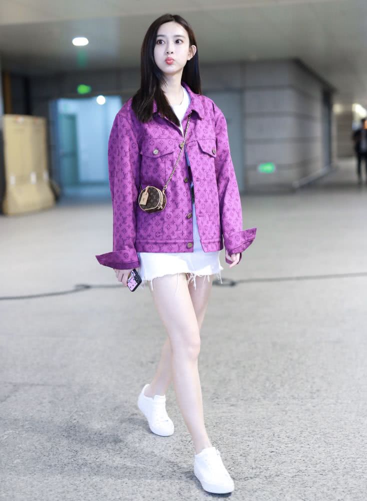 孟子义下衣失踪尽显腿长优势,这一波露腿时尚潮赶的666