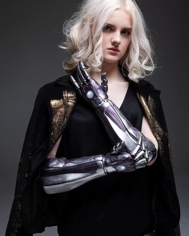 13岁无手美妆博主未来感十足，被赞气场像麦当娜，无惧展示缺憾