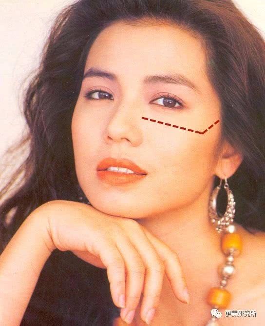 别再吹少女感了，秋日美人带着女人味颠覆审美