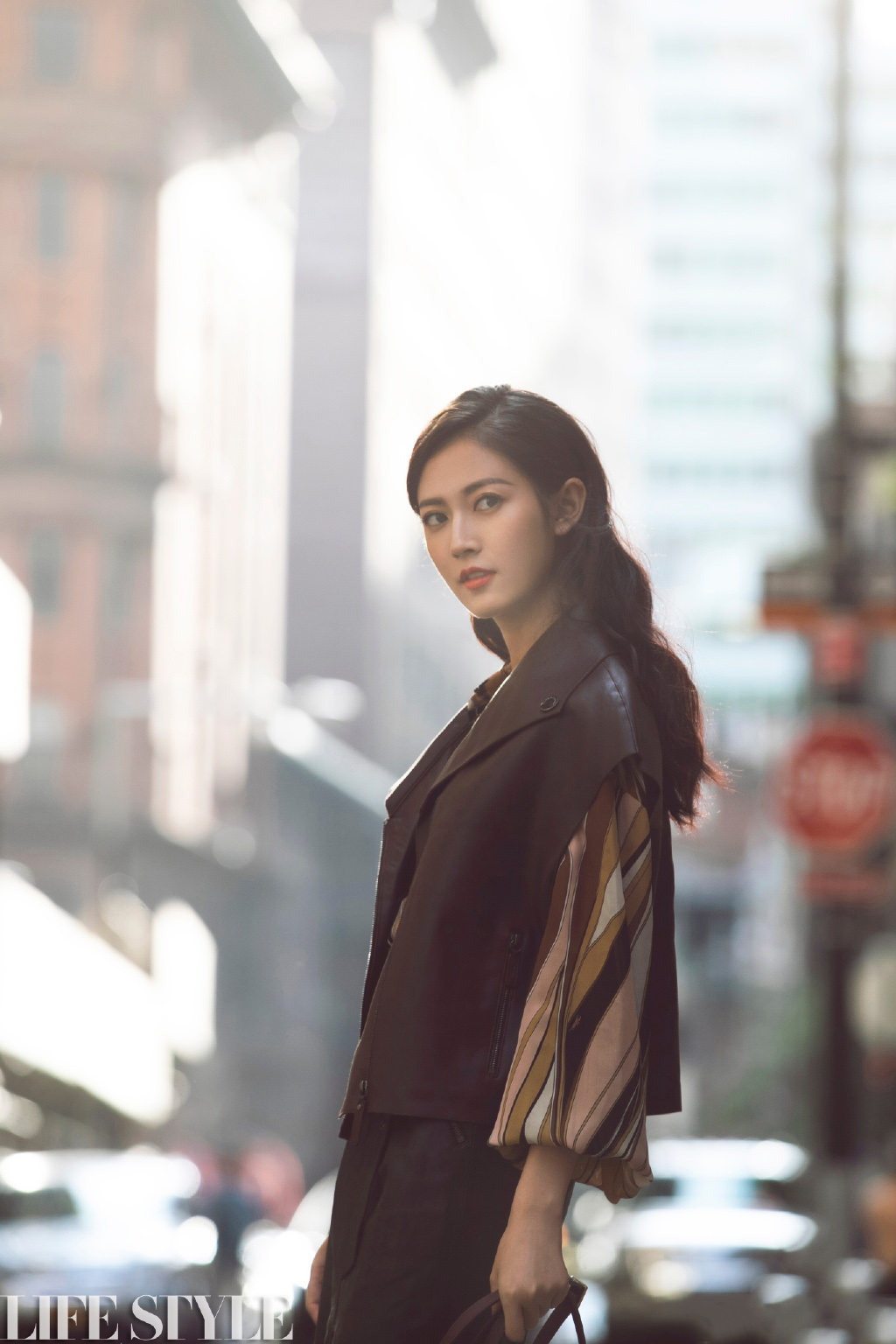 陈钰琪时尚杂志酷黑风格街拍照片