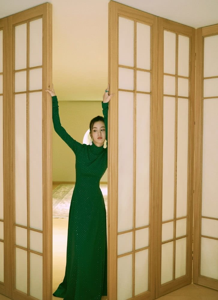 陈都灵穿老气拼接豹纹裙配长筒靴,浓浓少女感太美丽