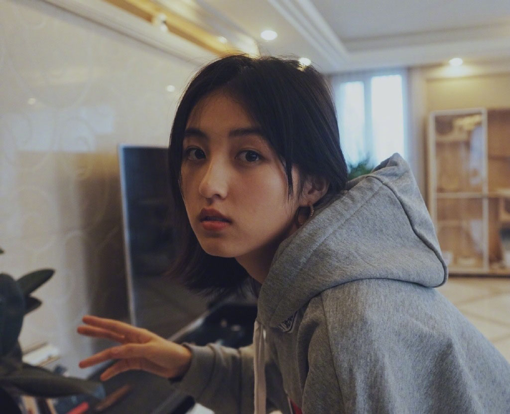 张子枫私下俏皮生活私服照片