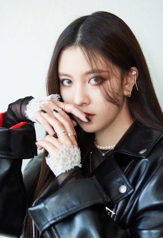 宋妍霏复古皮衣+过膝长靴+烟熏妆,清纯小花也酷范十足