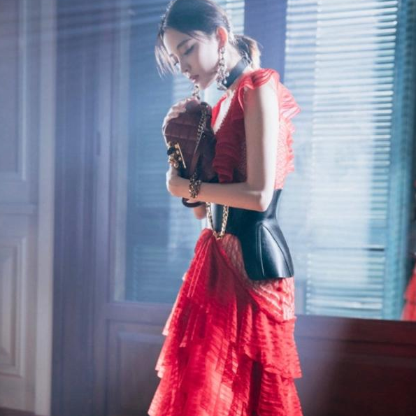 乡村枚红色也只有娜扎能hold住了,好看的人真是穿什么都好看