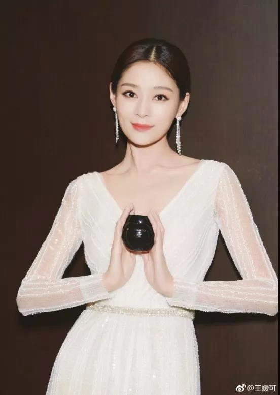 为啥网友觉得谁都配不上张钧甯,看她和孟美岐同框,差16岁谁信啊