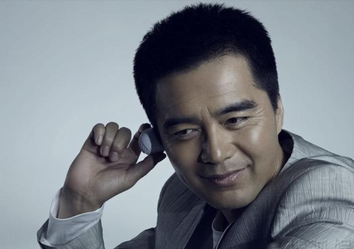 他娶过四位妻子,一位比一位好看,54岁了魅力越来越大