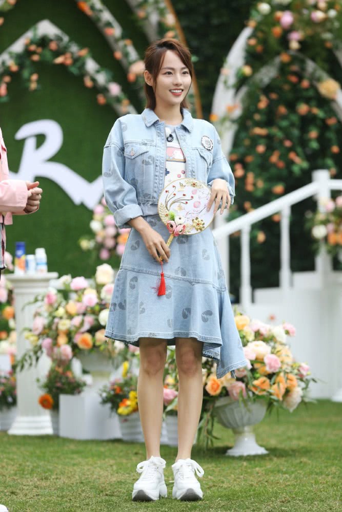 张嘉倪穿V领修身裙,青春可爱堪比少女