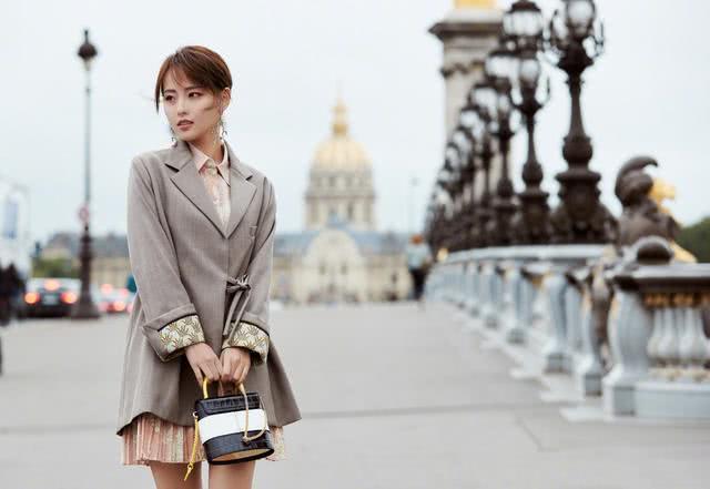 张嘉倪西装外套丝绒裙好吸睛,小女人模样太迷人