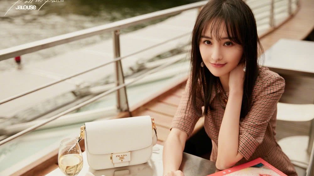 郑爽大胆挑战轻熟造型，女人味十足！