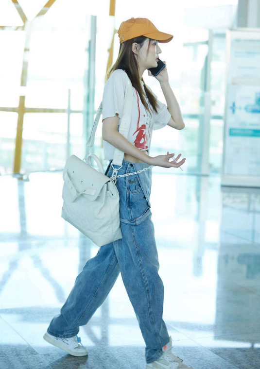 徐璐机场街拍:穿背带裤一根背带都不背?